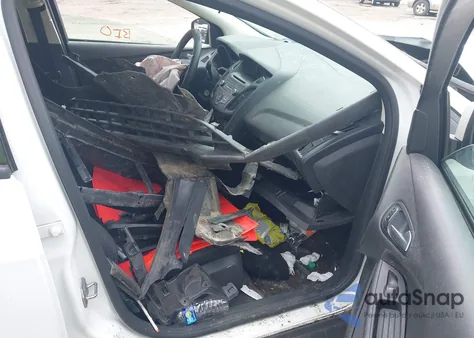 2015 Ford Focus Se z USA, uszkodzony, nr VIN 1FADP3F24FL375992